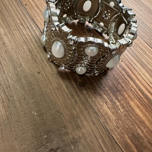 Elegant Silver and Pearl Bracelet - Picture 2 of 4